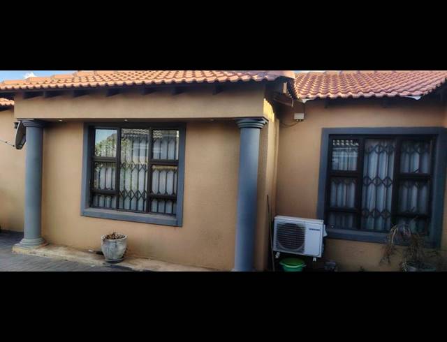 3 BEDROOM HOUSE FOR SALE IN PROTEA GLEN